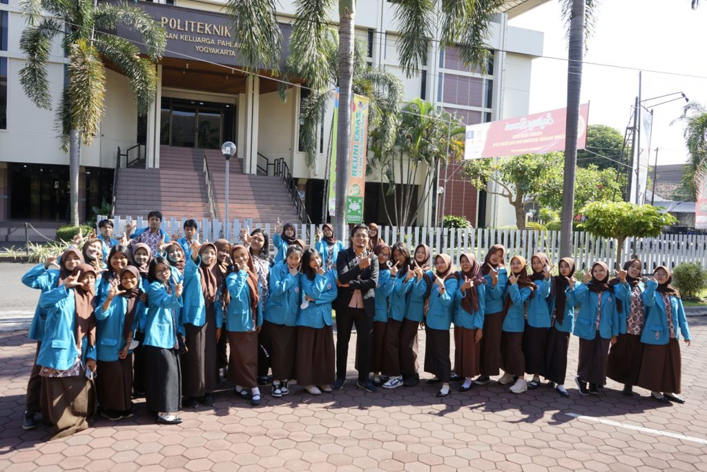 Kunjungan dan Pelatihan Pasar Modal Siswa SMKN 1 Yogyakarta di Politeknik YKPN