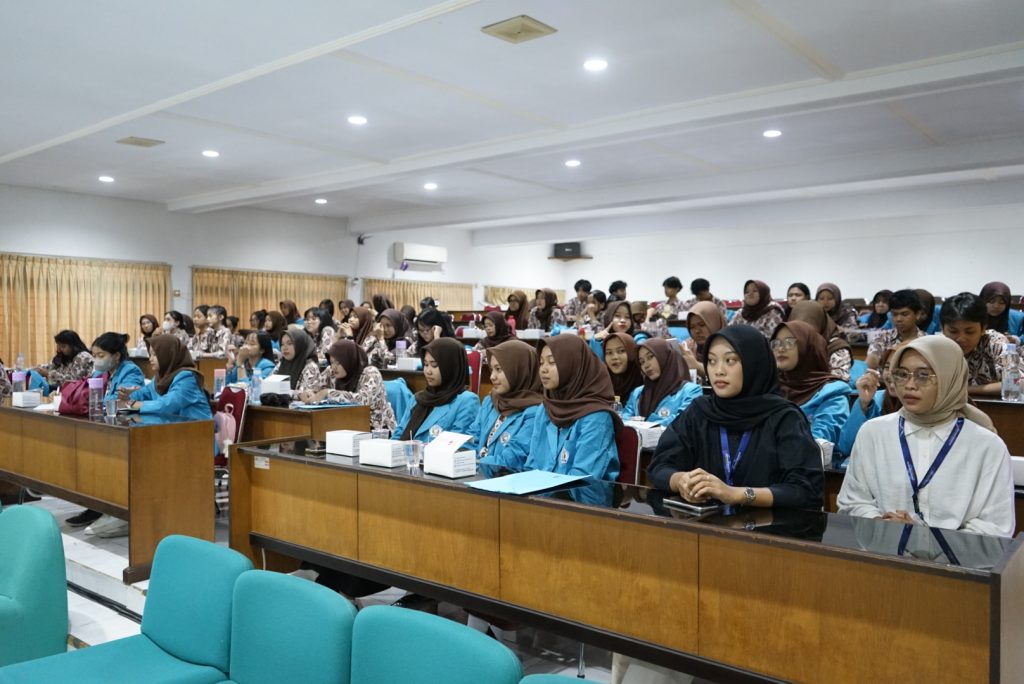 Kunjungan dan Pelatihan Pasar Modal Siswa SMKN 1 Yogyakarta di Politeknik YKPN