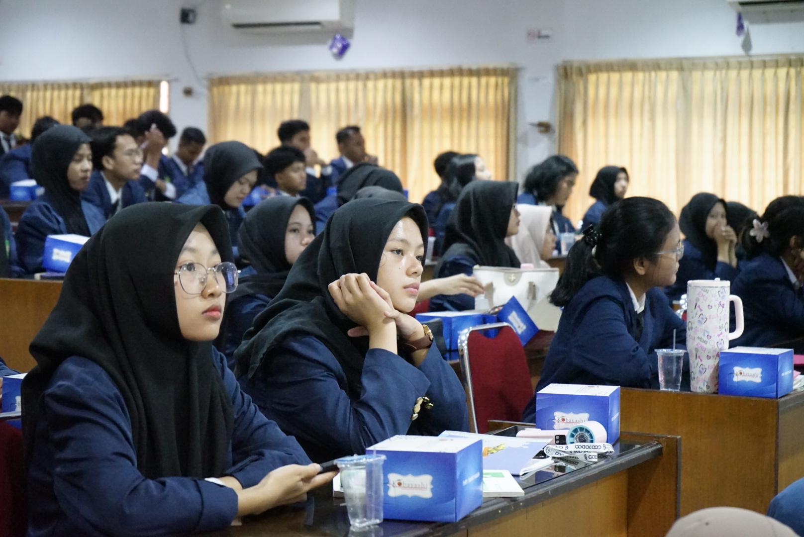 Kuliah Umum dan Pengarahan BPDP untuk Mahasiswa Penerima Beasiswa Sawit 2025 di Politeknik YKPN
