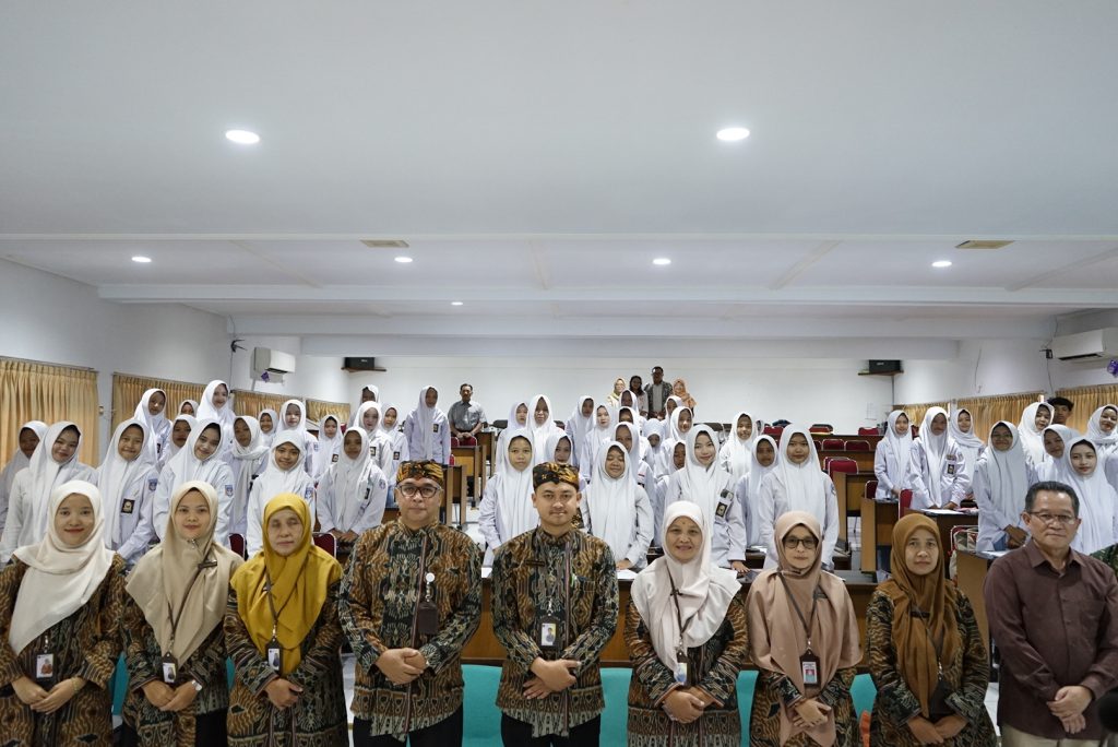 Kunjungan dan Pelatihan Perpajakan SMK Muhammadiyah 1 Jatinom di Politeknik YKPN