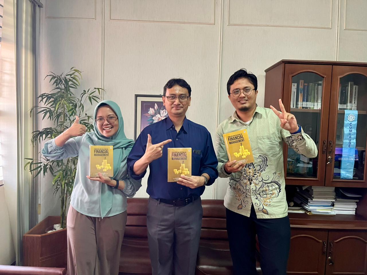 Dosen Politeknik YKPN Terbitkan Buku Baru “Problems & Solutions on Financial Management”